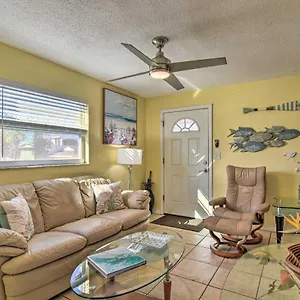  Holiday home Comfy Escape 1 Block To Main Street!