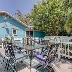  Apartment Rare- Downtown 2 Bedroom! Family Friendly!